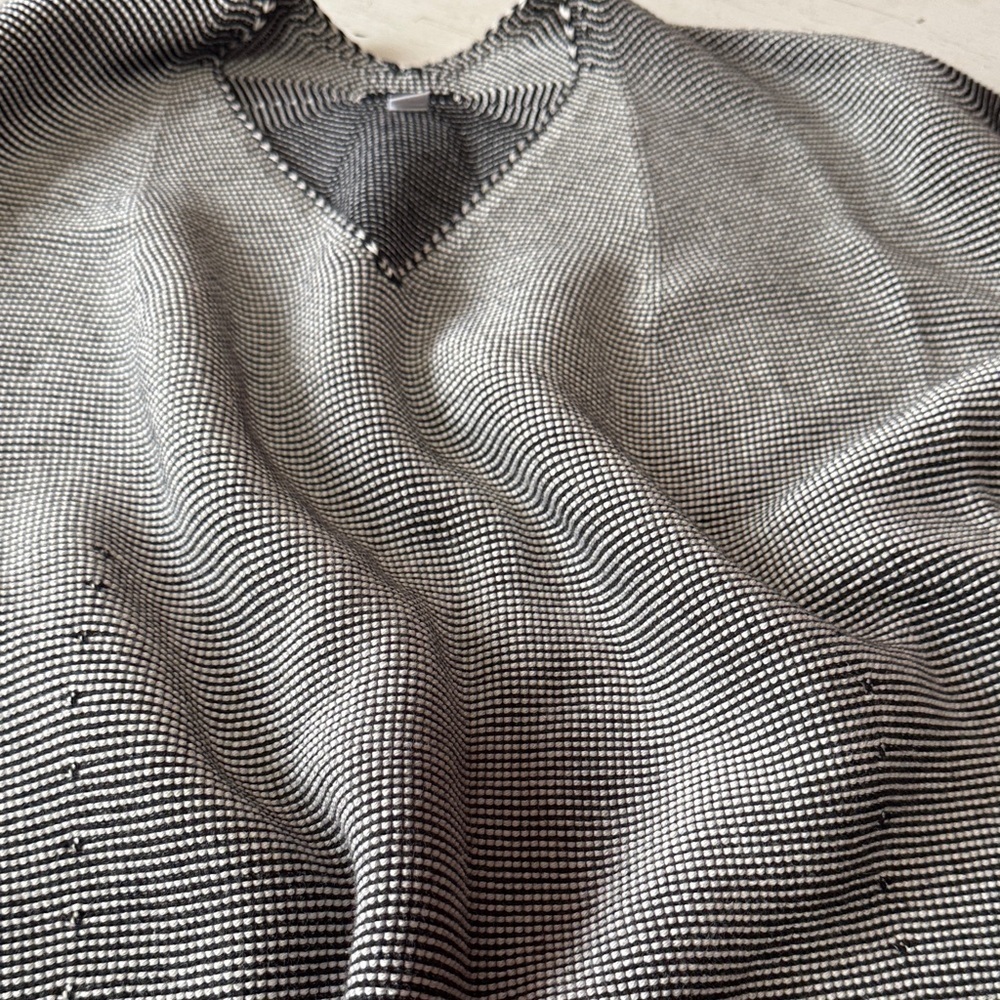Uniqlo Black Textured Knit Sweater Womens Medium V- Neck 3/4 Sleeve Minimalist - Picture 15 of 16